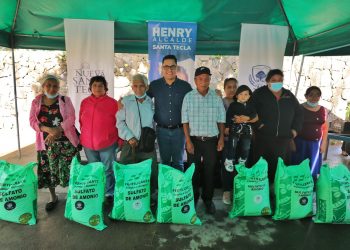 Alcaldía tecleña entrega fertilizante a los agricultores por $26,000 de fondos propios