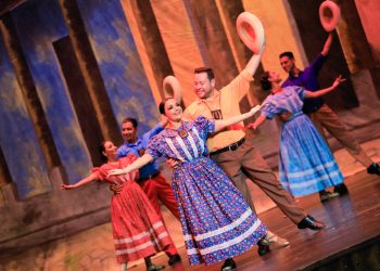 Más de 60 artistas participan en el escenario para rendir homenaje al talento salvadoreño