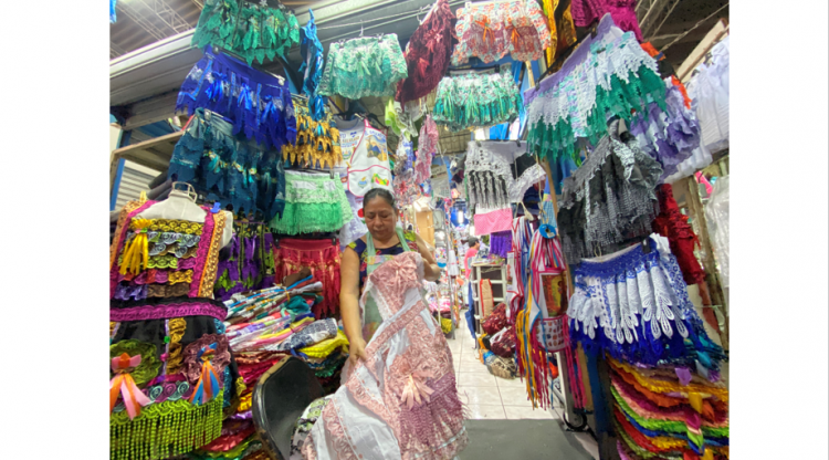 En el Mercado Central de San Salvador, en edificio  #1, se encuentra el puesto de Delantales & Gabachas Andrea, allí se encuentran más de 40 estilos diferentes de delantales. Foto: Francisco Campos.