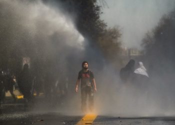 Policías chilenos agreden a periodista y camarógrafo de CNN en protestas