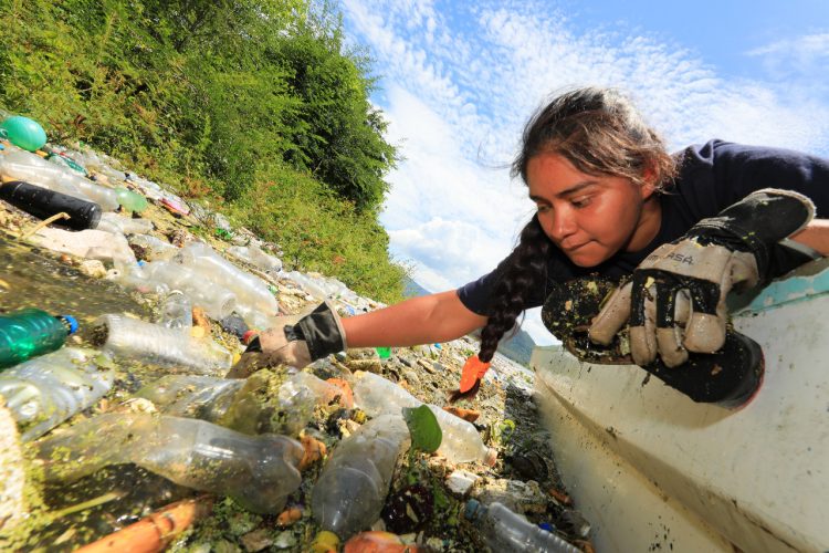 Entre 30 y 40 toneladas de desechos sólidos se retiran a diario de las aguas del embalse Cerrón Grande, una tarea que ejecuta CEL con personas de la zona. Foto / Diario El Salvador.