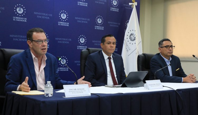 Óscar Avalle, de CAF, el ministro de Hacienda, Alejandro Zelaya y el viceministro de Hacienda, Jerson Posada, en conferencia de prensa. Foto / Guillermo Martínez.
