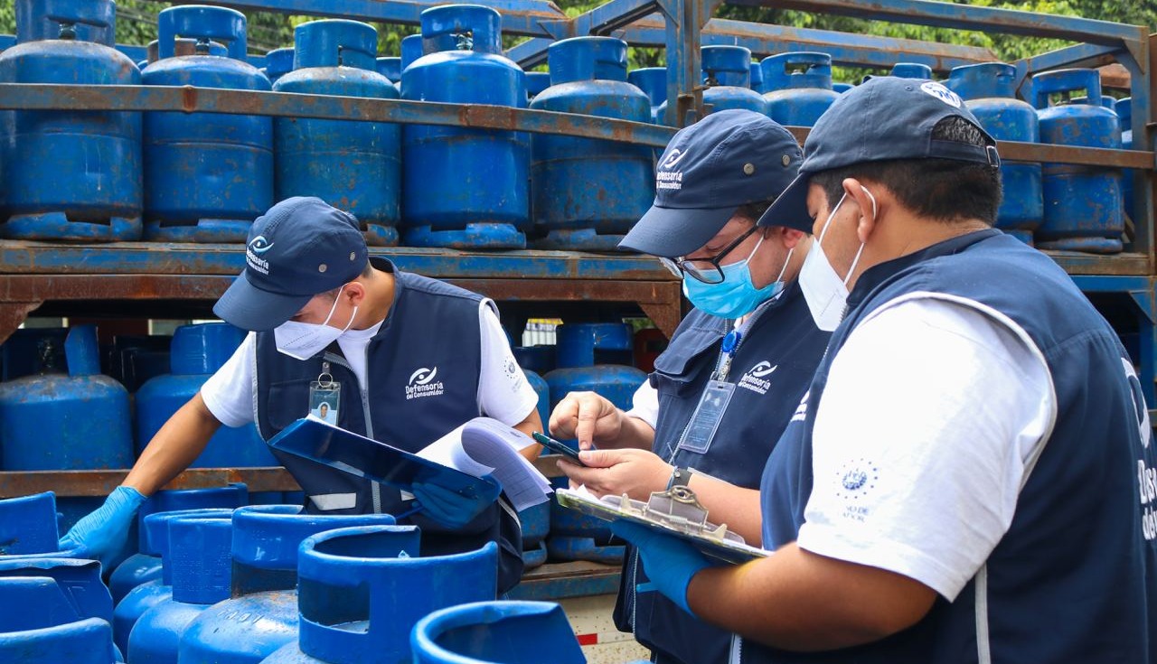 Defensoría ha realizado 34,000 verificaciones de precios en productos derivados del petróleo en El Salvador - Diario El Salvador