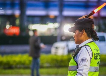 Autoridades del VMT verifican control vehicular en plaza Salvador del Mundo, en San Salvador&nbsp;