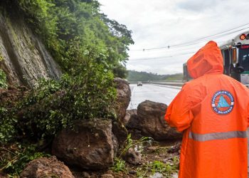 Autoridades remueven derrumbe en carretera al puerto de La Libertad
