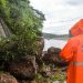Autoridades remueven derrumbe en carretera al puerto de La Libertad