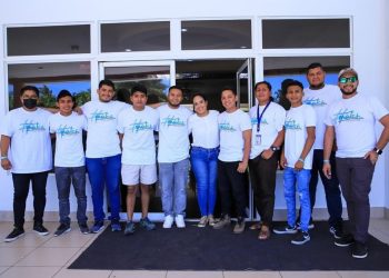 Jóvenes reparten alimentos a agentes de la PNC, CAM y a bomberos de La Paz y agradecen por el régimen de excepción