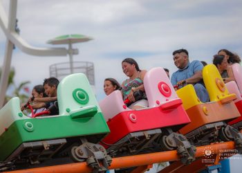 Familias salvadoreñas disfrutan del parque de diversiones Sunset Park este domingo