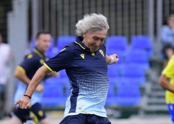 ¡No pierde el toque! El Mágico González anota un golazo en partido de veteranos del Cádiz