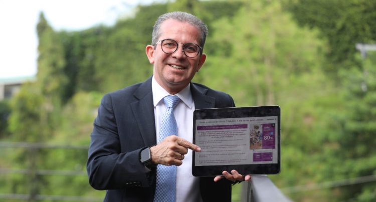 Ronny Rodríguez, gerente general de Volaris El Salvador, informó que los salvadoreños pueden ganarse un año de vuelos gratis. Foto / Diario El Salvador.