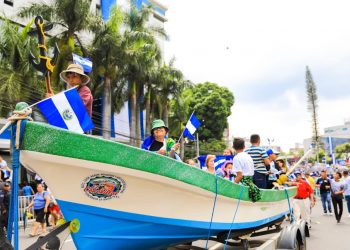 Más de 180 pescadores de La Unión participaron por primera vez en el desfile de independencia de El Salvador