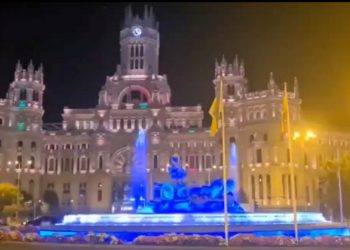 Bandera de El Salvador iluminó el Palacio de Cibeles, en España