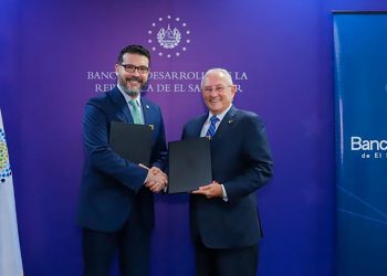 Bandesal y banco comercial firman acuerdo