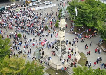 Oposición política une discurso ante reelección y llama a generar crisis
