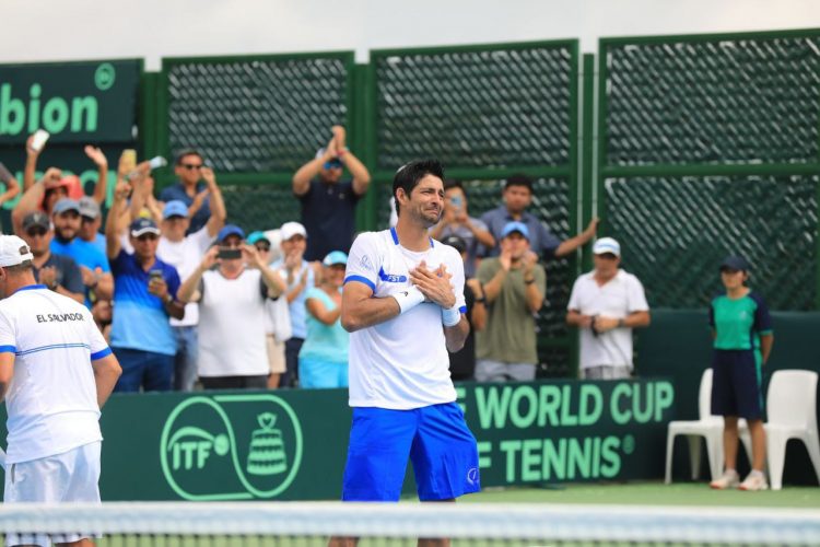 Tras el final del partido de singles, Marcelo Arévalo terminó deshidratado y fue trasladado al Hospital El Salvador, donde se recupera. Foto/Guillermo Martínez