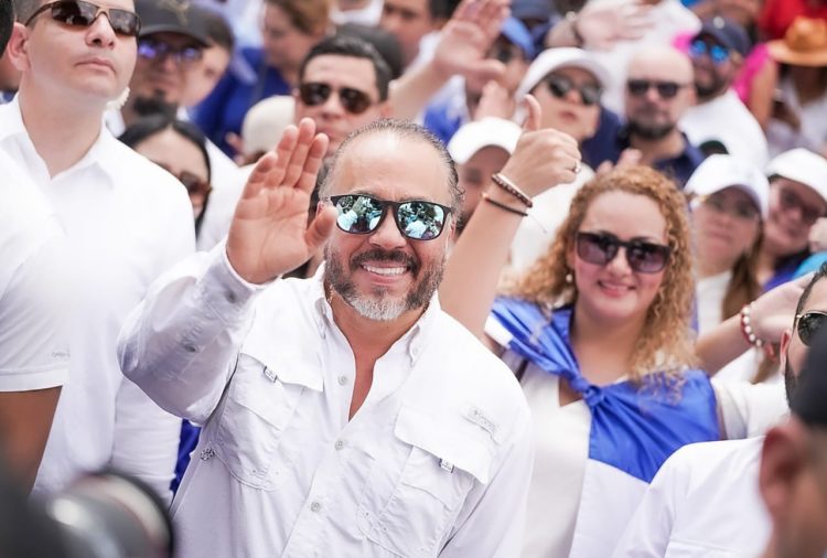 Firme. El presidente de la Asamblea Legislativa, Ernesto Castro, reitera
el respaldo de este órgano de Estado con las políticas del Ejecutivo.