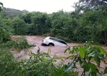 Familia abordo de una camioneta fue arrastrada por una quebrada en San Alejo, La Unión