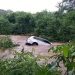 Familia abordo de una camioneta fue arrastrada por una quebrada en San Alejo, La Unión