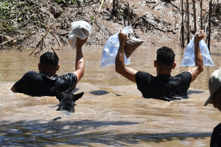Inundaciones. Los departamentos de Santa Bárbara y Copán son los más afectados. Foto AFP.