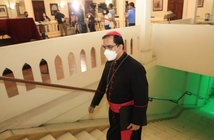ATAQUES. EL ARZOBISPO DE SAN SALVADOR,
JOSÉ LUIS ESCOBAR ALAS, RECIBIÓ ATAQUES
EN REDES SOCIALES POR SOSTENER QUE LA
POBLACIÓN LE PIDE AL PRESIDENTE NAYIB
BUKELE QUE BUSQUE LA REELECCIÓN.