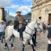 Un senador colombiano ingresa a caballo a la sede del Congreso