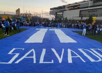 Hinchas de la selecta despliegan camisa gigante del Mágico en Washington