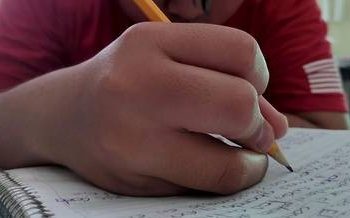 Profesor en India acusado de matar a golpes a un alumno por un error ortográfico