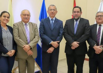 Equipo Ad Hoc participa en conversatorio sobre creación del Tribunal Constitucional
