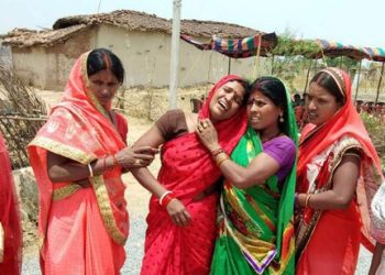Muere adolescente india al parecer violada y quemada viva