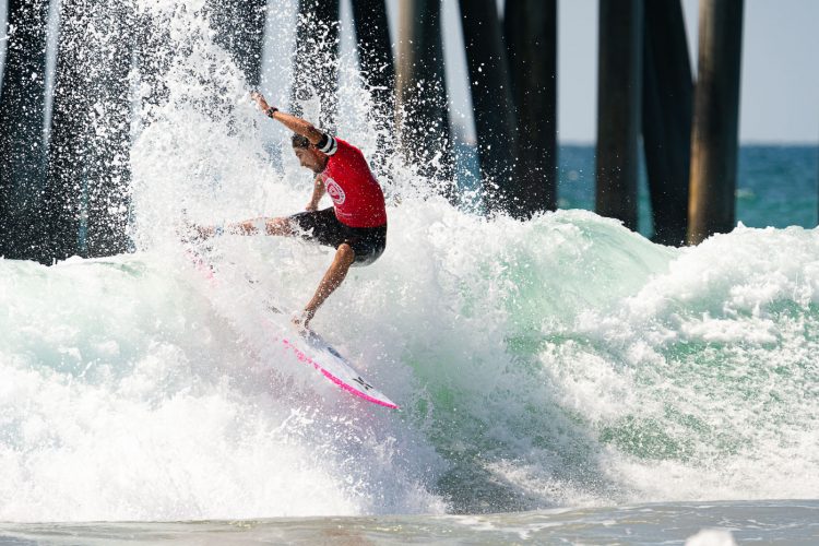 Bryan Pérez en acción en Huntington Beach. Foto: ISA