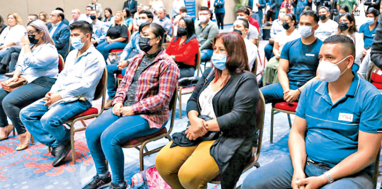 Los salvadoreños agradecieron a las autoridades por la oportunidad.