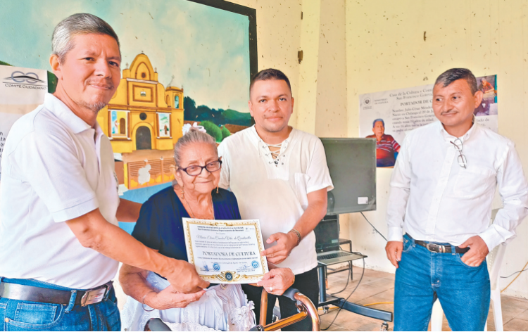 Reconocimiento. María Elena Canales recibió un reconocimiento de parte de la casa de la cultura de San Francisco Gotera
por ser portadora de cultura.