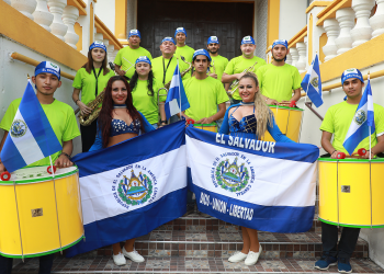 Fiesteros animados BC, una batucada de corazón azul y blanco