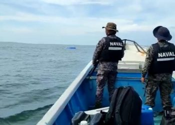 Fuerza Naval busca a dos pescadores extraviados en altamar