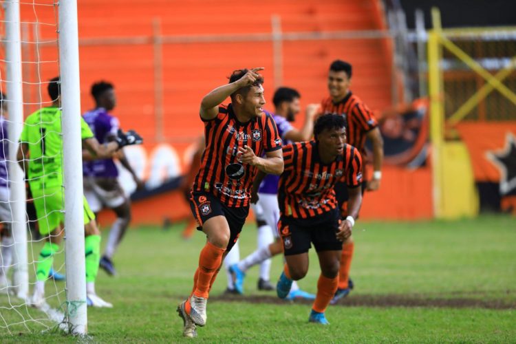Dustin Coreas festeja su gol sobre Platense en el estadio Juan Francisco Barraza. Foto: Diego García
