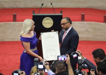 Alfa Karina Arrué es homenajeada por Asamblea Legislativa