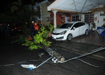 Evacúan a familias afectadas por lluvias en Brisas de San Francisco