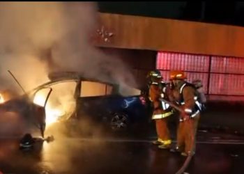 Bomberos extinguen incendio de vehículo que colisionó con una ambulancia en el Bulevar Venezuela