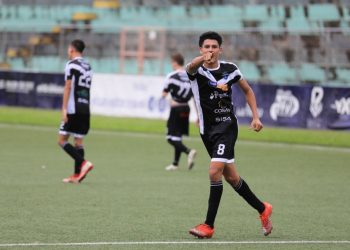 La Libertad FC se impuso con autoridad ante el líder San Salvador