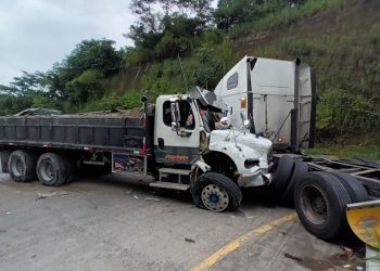 Conductor de rastra muere en accidente en carretera de Oro