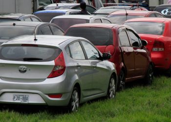 Policía da otro golpe a pandilla en Apopa: le decomisan 25 vehículos a testaferros