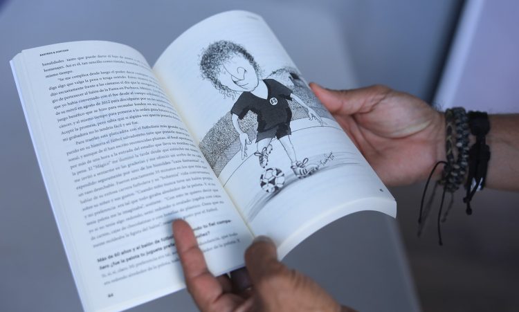 Cada una de las entrevistas está acompañada de una caricatura en colaboración  con artistas como Choco, Salomón, Otto Meza y Grisel Anduanet Campos. Foto: David Martínez.