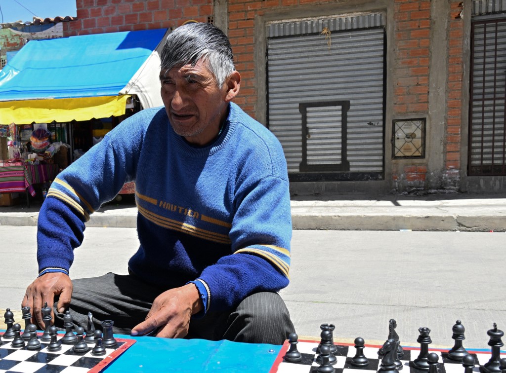 Don Juan Copa, Bolivia, Comerciante boliviano enseña ajedrez a niños de  su barrio para alejarlos del celular, VIDEO, Narración, Historias EC, MUNDO