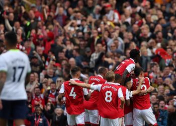 Arsenal confirma su candidatura al título, nuevo tropiezo del Liverpool