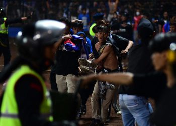Tragedia en Indonesia: reportan al menos 127 muertos en un partido de fútbol tras batalla campal