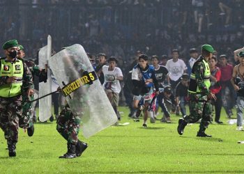 Indonesia investigará estampida en el fútbol; uso de gases lacrimógenos en foco