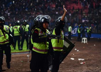 Indonesia investigará estampida en el fútbol; uso de gases lacrimógenos en foco