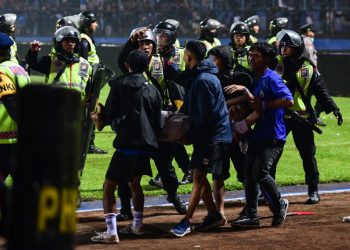 Al menos 32 niños entre los más de 100 fallecidos en la estampida del estadio de fútbol en Indonesia