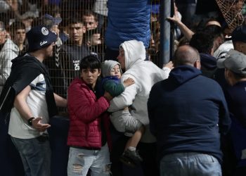 Un muerto en duelo suspendido por incidentes entre Gimnasia y Boca por la Liga argentina