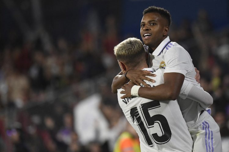 El delantero brasileño del Real Madrid Rodrygo (D) celebra un gol finalmente anulado durante el partido de fútbol de la Liga española entre el Getafe CF y el Real Madrid CF en el estadio Coliseo Alfonso Pérez de Getafe. (Photo by OSCAR DEL POZO CANAS / AFP)